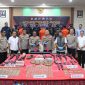 Suasana saat konferensi pers terkait keberhasilan Satgas Damai Cartenz 2025 membongkar jaringan pemasok senjata api dan amunisi untuk Kelompok Kriminal Bersenjata (KKB) yang beroperasi lintas provinsi