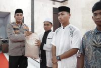 Kapolres Parepare AKBP Arman Muis, memberikan tali asih kepada anak yatim saat buka puasa bersama