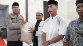 Kapolres Parepare AKBP Arman Muis, memberikan tali asih kepada anak yatim saat buka puasa bersama