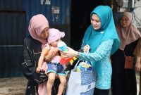 Ketua Tim Penggerak PKK Kota Parepare, dr. Andi Arfiah Tasming, didampingi DPPKB, serahkan bantuan bagi anak yang terindikasi stunting