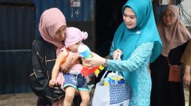 Ketua Tim Penggerak PKK Kota Parepare, dr. Andi Arfiah Tasming, didampingi DPPKB, serahkan bantuan bagi anak yang terindikasi stunting