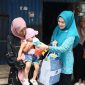 Ketua Tim Penggerak PKK Kota Parepare, dr. Andi Arfiah Tasming, didampingi DPPKB, serahkan bantuan bagi anak yang terindikasi stunting
