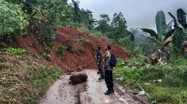 Bhabinkamtibmas Kelurahan Betteng dan Desa Ulu Saddang, Aiptu Catur Winarno, bersama Babinsa setempat saat meninjau lokasi kejadian