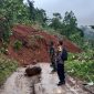 Bhabinkamtibmas Kelurahan Betteng dan Desa Ulu Saddang, Aiptu Catur Winarno, bersama Babinsa setempat saat meninjau lokasi kejadian
