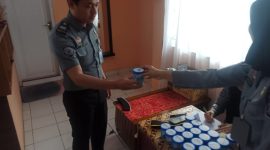 Petugas Lapas kelas IIA Parepare sedang menjkalani tes urine 