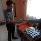 Petugas Lapas kelas IIA Parepare sedang menjkalani tes urine 