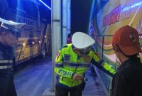 Petugas sat lantas Polres Parepare memeriksa kendaraan bus di terminal Lumpue Parepare