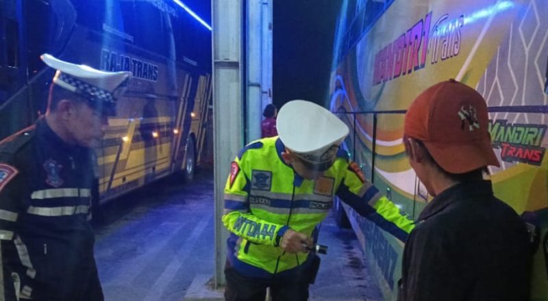 Petugas sat lantas Polres Parepare memeriksa kendaraan bus di terminal Lumpue Parepare
