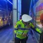 Petugas sat lantas Polres Parepare memeriksa kendaraan bus di terminal Lumpue Parepare