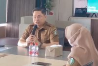 Direktur RS Hasri Ainun Habibie, dr Mahyuddin Rasyid, saat memimpin rapat bersama manajemen