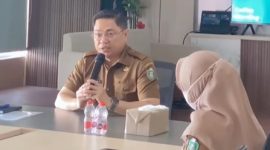 Direktur RS Hasri Ainun Habibie, dr Mahyuddin Rasyid, saat memimpin rapat bersama manajemen