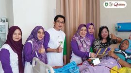 Jajaran RSUD Andi Makkasau dipimpin langsung oleh Direktur dr Hj Renny Anggraeny Sari melakukan kegiatan edukasi kesehatan ginjal disertai dengan berbagi bingkisan kepada pasien di RSUD Andi Makkasau