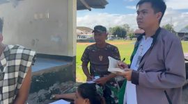 Petugas Bulog cabang Parepare membeli langsung gabah petani dengan pengawasan oleh anggota TNI dan Dinas Pertanian terkait, dalam penyerapan gabah 