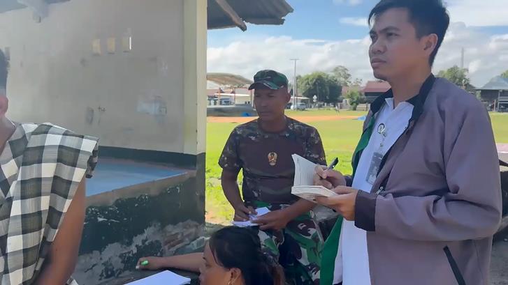 Petugas Bulog cabang Parepare membeli langsung gabah petani dengan pengawasan oleh anggota TNI dan Dinas Pertanian terkait, dalam penyerapan gabah 