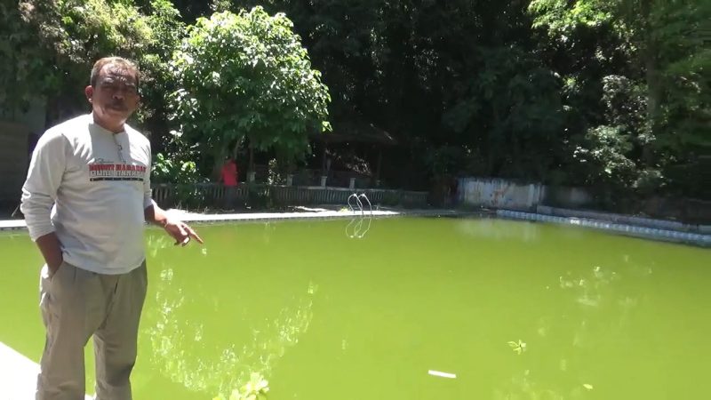 Ketua RW 7 Jompie kelurahan Bukit Harapan kecamatan Soreang kota Parepare, memperlihatkan kondisi wisata kolam Jompie tidak terurus 
