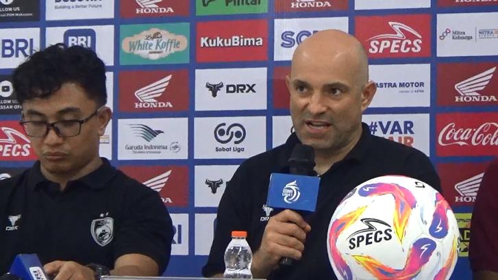 Pelatih utama PSM Makassar saat memberikan keterangan pers usai pertandingan lanjutan pekan ke-28 Liga 1 2024/2025 di stadion Bj Habibie Parepare
