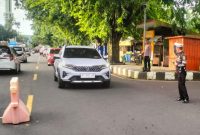 Seorang petugas Sat lantas Polres Parepare sedang bertugas mengatur lalulintas 