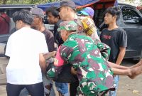Aparat TNI-Polri bersama warga mengevakuasi pengunjung wisata pantai Harapan Ammani Pinrang yang meninggal terseret ombak saat berwisata