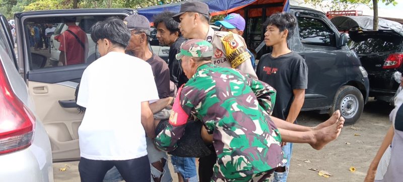 Aparat TNI-Polri bersama warga mengevakuasi pengunjung wisata pantai Harapan Ammani Pinrang yang meninggal terseret ombak saat berwisata