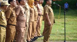 Wali Kota Parepare, Tasming Hamid, memimpin apel perdana pasca libur Lebaran di Lapangan Upacara Kantor Wali Kota Parepare, Selasa, 8 April 2025