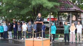 Wali Kota Parepare, Sulawesi selatan, Tasming Hamid, memimpin apel saat kegiatan kerja bakti massal bersama jajaran Organisasi Perangkat Daerah (OPD) di kawasan Taman Mattirotasi, Jumat (11/04/2025).