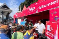 Suasana pengunjung memadati posko telkomsel siaga pada Ramadan 1446 Hijriyah lalu