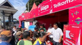 Suasana pengunjung memadati posko telkomsel siaga pada Ramadan 1446 Hijriyah lalu