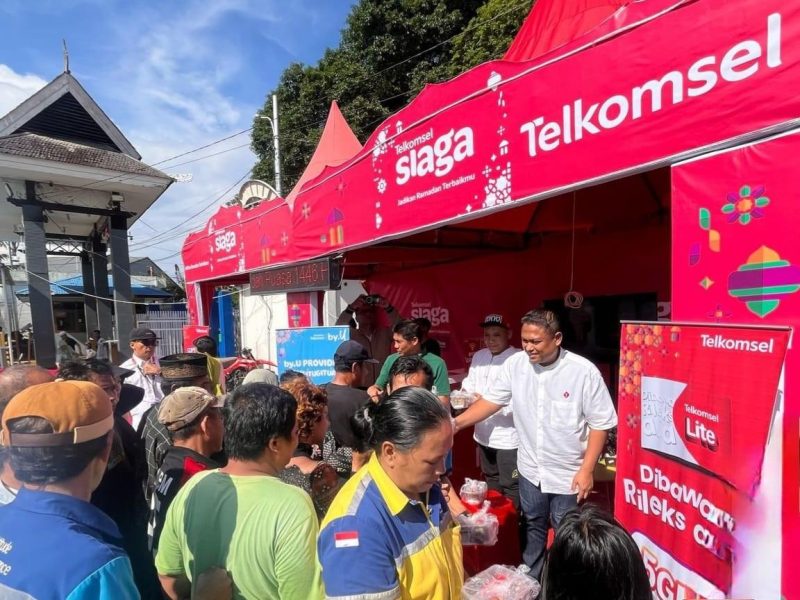 Suasana pengunjung memadati posko telkomsel siaga pada Ramadan 1446 Hijriyah lalu