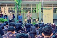 Kapolres Parepare, AKBP. Arman muis, saat memberikan materi sosialisasi tentang pencegahan kenakalan remaja serta hukum pidananya, dan pembudayaan tertib berlalulintas di UPTD SMA Negeri 1 Parepare