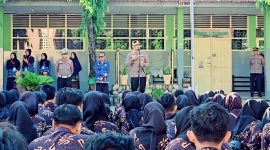 Kapolres Parepare, AKBP. Arman muis, saat memberikan materi sosialisasi tentang pencegahan kenakalan remaja serta hukum pidananya, dan pembudayaan tertib berlalulintas di UPTD SMA Negeri 1 Parepare