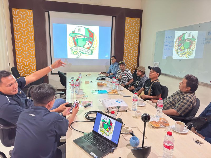 meneger teritorry area PT HM SAMPOERNA Tbk, I Made Darma Jaya Santika, mengankat tangannya saat melihat persentase logo The Preman