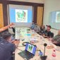 meneger teritorry area PT HM SAMPOERNA Tbk, I Made Darma Jaya Santika, mengankat tangannya saat melihat persentase logo The Preman