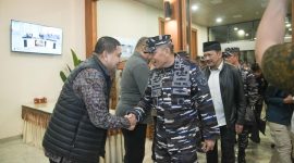 Wali Kota Makassar, Sulawesi selatan, Munafri Arifuddin menjemput Kepala Staf Angkatan Laut (KSAL) Laksamana TNI Muhammad Ali di Pangkalan TNI Angkatan Udara Sultan Hasanuddin, Jumat, 18 April 2025 malam