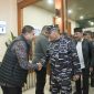 Wali Kota Makassar, Sulawesi selatan, Munafri Arifuddin menjemput Kepala Staf Angkatan Laut (KSAL) Laksamana TNI Muhammad Ali di Pangkalan TNI Angkatan Udara Sultan Hasanuddin, Jumat, 18 April 2025 malam