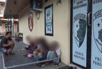 Bripka Hamzah Bidangan anggota Resmob Polres Parepare, sedang memintai keterangan  sekelompok anak tersebut yang membawa busur