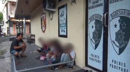 Bripka Hamzah Bidangan anggota Resmob Polres Parepare, sedang memintai keterangan  sekelompok anak tersebut yang membawa busur