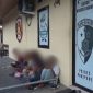 Bripka Hamzah Bidangan anggota Resmob Polres Parepare, sedang memintai keterangan  sekelompok anak tersebut yang membawa busur