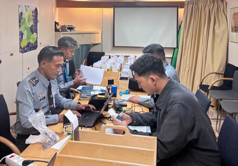 Imigrasi kelas II TPI Parepare, melakukan pemeriksaan dan pengawasan Keimigrasian Keberangkatan dan peneraan cap keluar pada kru dan penumpang kapal MS Artania Berbendera Bahamas di Pelabuhan Nusantara, Kota. Pare-Pare.