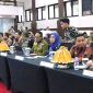 Wali Kota Parepare, Tasming Hamid, menghadiri High Level Meeting (HLM) bertajuk Akselerasi Pertumbuhan Ekonomi Sulsel Melalui Industri dan Hilirisasi yang digelar di Ruang Pola Kantor Gubernur Sulsel, Selasa, 22 April 2025
