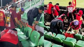 Aksi pungut sampah yang dilakukan member The Preman usai laga PSM Makassar vs Bali united di stadion Bj Habibie Parepare