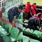 Aksi pungut sampah yang dilakukan member The Preman usai laga PSM Makassar vs Bali united di stadion Bj Habibie Parepare