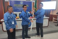 Penyerahan petaka PAFI Cabang Parepare dari ketua Lama ke Ketua Baru hasil Muscab 2025 di RSUD Andi Makkasau Parepare