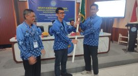 Penyerahan petaka PAFI Cabang Parepare dari ketua Lama ke Ketua Baru hasil Muscab 2025 di RSUD Andi Makkasau Parepare