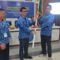 Penyerahan petaka PAFI Cabang Parepare dari ketua Lama ke Ketua Baru hasil Muscab 2025 di RSUD Andi Makkasau Parepare