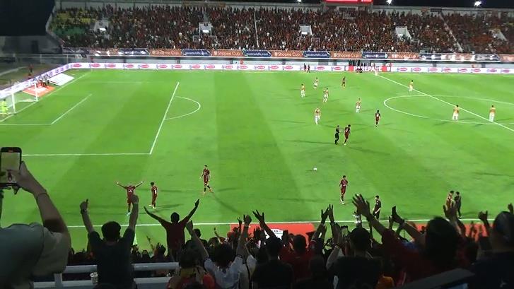 Euforia penonton saat Yuran Fernandes mencetak gol ke gawang Cong An Hanoi Fc, pada semifinal leg pertama ACC 2024/2025, antara PSM Makassar melawan Cong An Hanoi Fc di stadion Bj Habibie kota Parepare. Rabu, 2 April 2025 malam