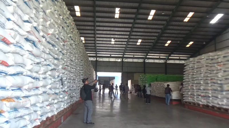 Suasana di dalam gudang penyimpanan beras Bulog Parepare, Sulsel