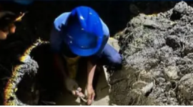 Petugas PAM Tirta Karajae  sedang melakukan perbaikan pipa bocor