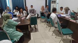 Suasana pemeriksaan kesehatan kesehatan gratis bagi seluruh pegawai dan anggota Dharma Wanita, di ruang rapat PAM Tirta Karajae kota Parepare. 