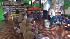 Suasana ruang kelas di TK Negeri Banda Madani saat istirahat. Saat ini para siswa masih membawa bekal sendiri dari rumah
