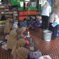 Suasana ruang kelas di TK Negeri Banda Madani saat istirahat. Saat ini para siswa masih membawa bekal sendiri dari rumah